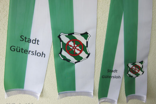 zwei Größen von Trauerschleifen in grün/weiß mit farbigem Wappen