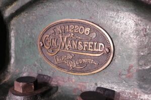 Foto eines Typenschild einer alten Prägepresse der Firma Mansfeld